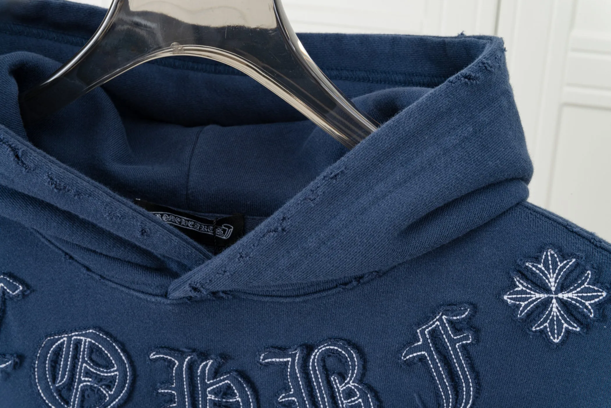 P320 𝗖𝗵𝗿𝗼𝗺𝗲 𝗛𝗲𝗮𝗿𝘁𝘀/Cro Heart 2025 Cross Patch Embroidery Summer New Original Single Counter American Acid Washed Distressed Laser Burnt Patch Embroidery Couple Casual Hooded Sweatshirt Customized fabric 440g tripe terry fabric! American acid-washed and distressed original fabric laser burnt ✟appliqué embroidery and exquisite embroidery of letters! The best-selling model at the counter. It is very comfortable to wear. It is low-key yet luxurious. It is very classy when worn. The large size and tailoring are needless to say. The upper body is exquisite and vivid. 👍High-end first-class materials. A truly palace-level product. The cotton from Turkey is of outstanding quality. After heavy washing, the clothes are very soft! Not picky, the upper body is absolutely stylish and extremely luxurious. Auxiliary materials: The original model has been authenticated and labeled ➕100% silk washed with water label. Genuine purchase-grade original hangtag➕matching hanging rope➕3D hanging beads➕original packaging bag. Craftsmanship: The original version has consistent wiring! The highest version of the armhole matching technique! Countless times of pattern making to 100% restore the original appearance! The correct version is the same for men and women, super eye-catching, super good-looking, and super atmospheric! Color: white, washed black, washed blue Size: XS-L